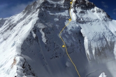 02-Mount-Everest-a-jeho-Severní-stěna-s-vyznačenou-trasou-výstupu